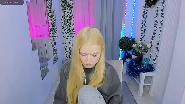 Laly Peach online show from January 7, 4:23 pm