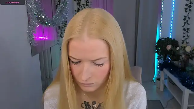 Laly Peach online show from December 21, 4:30 pm