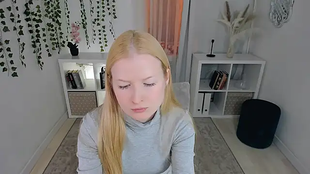 Laly Peach online show from November 30, 5:25 pm