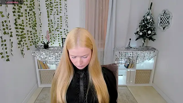 Laly Peach online show from January 8, 1:50 pm