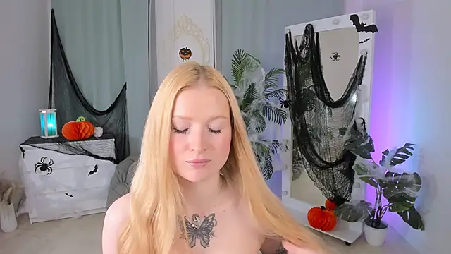 Laly Peach online show from October 27, 4:30 pm