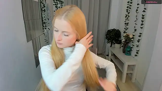 Laly Peach online show from December 17, 5:07 pm