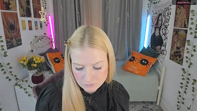 Laly Peach online show from October 28, 12:15 pm