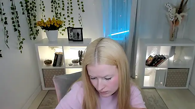 Laly Peach online show from April 3, 12:11 pm