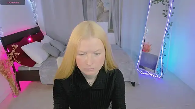 Laly Peach online show from March 11, 11:15 am