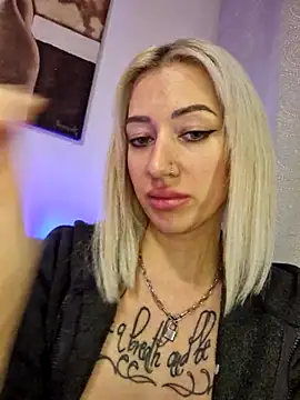 Snapshot of Fuck-Gina chatting on February 9, 10:43 pm Fuck-Gina online show from February 9, 10:43 pm