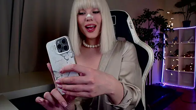 Snapshot of Queensy_Sins chatting on March 1, 5:02 pm Queensy Sins online show from March 1, 5:02 pm