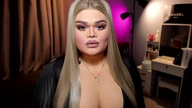 KarolinaThompson online show from December 3, 6:33 pm
