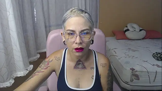 Snapshot of moon_cat85 chatting on June 17, 3:00 pm moon cat85 online show from June 17, 3:00 pm