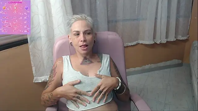 Snapshot of moon_cat85 chatting on June 15, 3:01 pm moon cat85 online show from June 15, 3:01 pm
