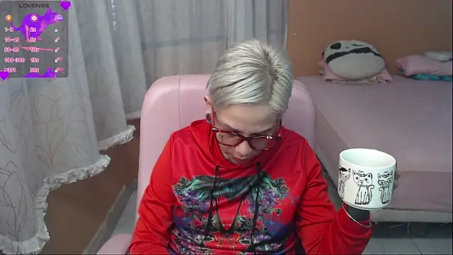 Snapshot of moon_cat85 chatting on July 8, 1:23 pm moon cat85 online show from July 8, 1:23 pm