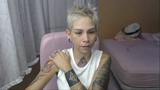 Snapshot of moon_cat85 chatting on May 29, 12:11 pm moon cat85 online show from May 29, 12:11 pm