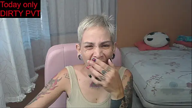 Snapshot of moon_cat85 chatting on May 21, 1:08 pm moon cat85 online show from May 21, 1:08 pm