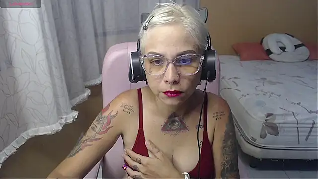 Snapshot of moon_cat85 chatting on June 12, 10:40 pm moon cat85 online show from June 12, 10:40 pm