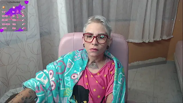 Snapshot of moon_cat85 chatting on June 20, 1:27 pm moon cat85 online show from June 20, 1:27 pm