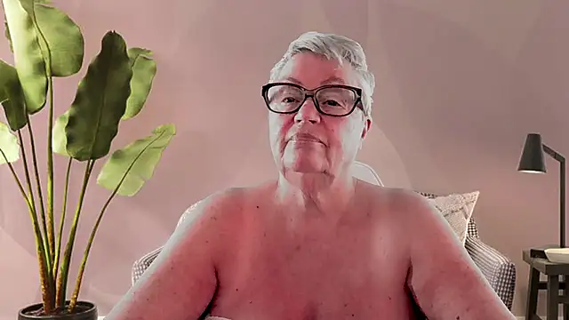 GrannyChrissy68 online show from February 12, 10:53 pm