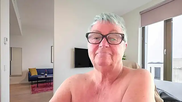 GrannyChrissy68 online show from May 6, 1:37 pm