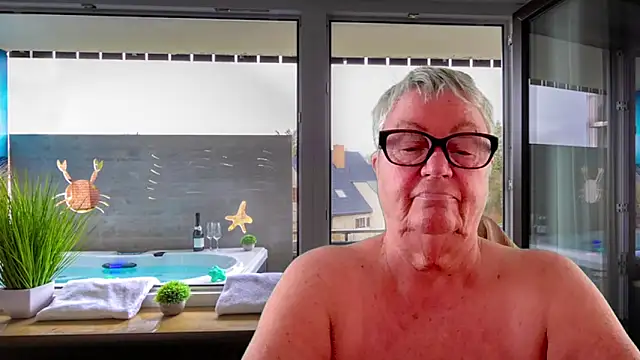 GrannyChrissy68 online show from May 16, 1:10 pm