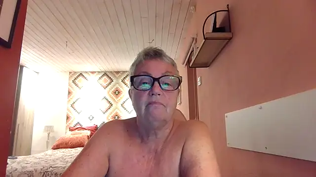 GrannyChrissy68 online show from September 17, 9:39 pm
