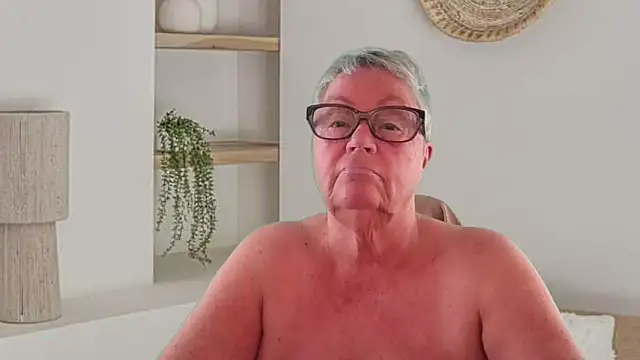 GrannyChrissy68 online show from May 8, 9:29 pm