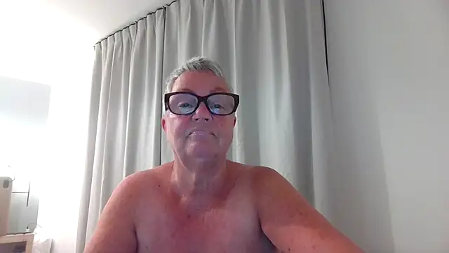 GrannyChrissy68 online show from November 4, 7:17 pm
