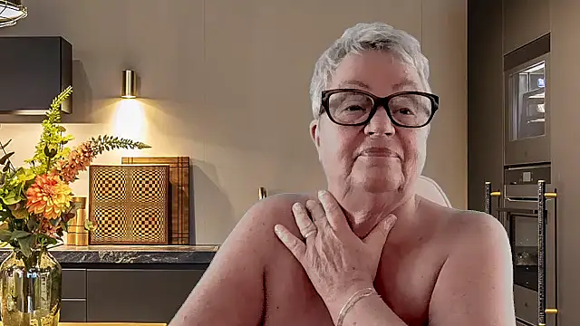 GrannyChrissy68 online show from March 3, 9:22 pm