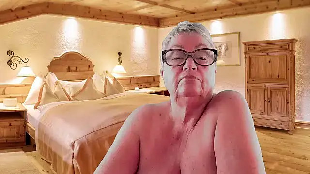 GrannyChrissy68 online show from February 20, 6:10 pm