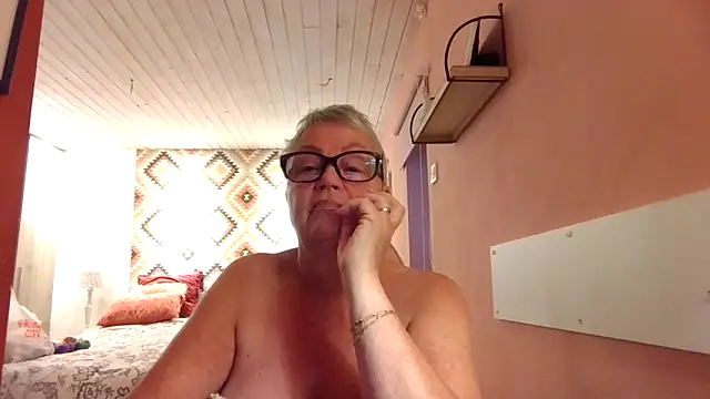 GrannyChrissy68 online show from November 21, 3:00 pm