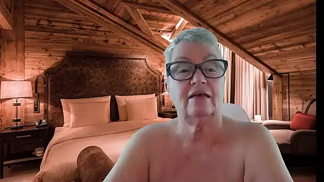GrannyChrissy68 online show from December 14, 10:26 pm