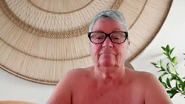 GrannyChrissy68 online show from April 19, 12:28 pm