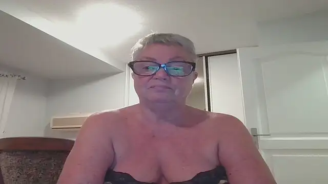 GrannyChrissy68 online show from September 18, 7:17 pm