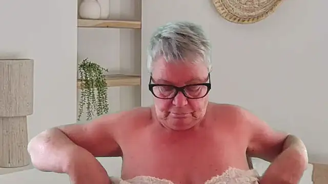 GrannyChrissy68 online show from May 7, 9:18 pm