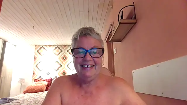 GrannyChrissy68 online show from September 15, 9:37 pm