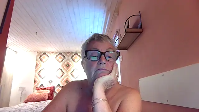 GrannyChrissy68 online show from September 14, 1:33 pm