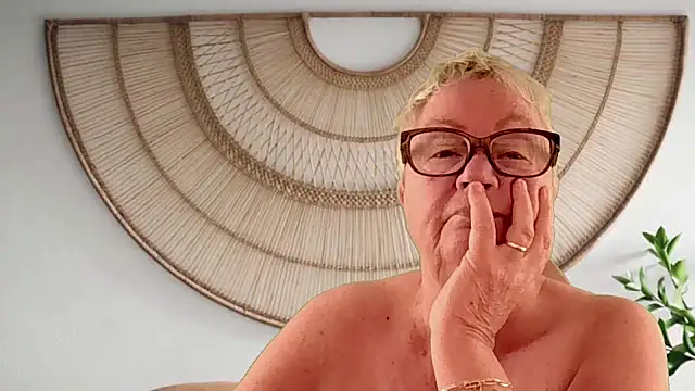 GrannyChrissy68 online show from April 13, 1:04 pm