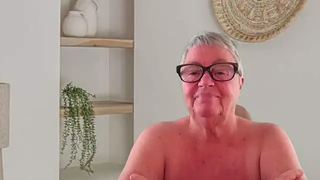 GrannyChrissy68 online show from May 25, 9:13 pm