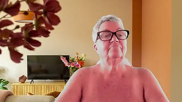 GrannyChrissy68 online show from February 6, 2:24 pm