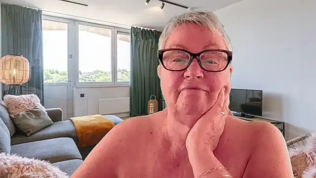 GrannyChrissy68 online show from April 18, 12:51 pm