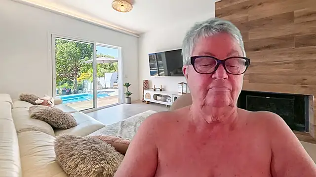 GrannyChrissy68 online show from April 22, 2:46 pm