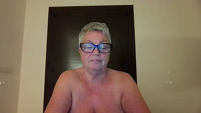 GrannyChrissy68 online show from October 2, 9:29 pm