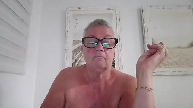 GrannyChrissy68 online show from October 18, 8:55 pm