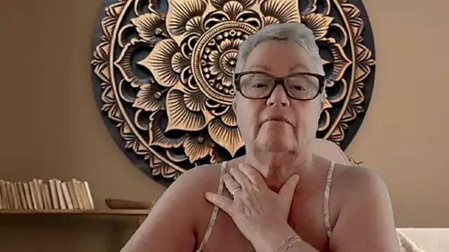 GrannyChrissy68 online show from March 4, 2:25 pm