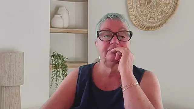 GrannyChrissy68 online show from May 9, 12:30 pm