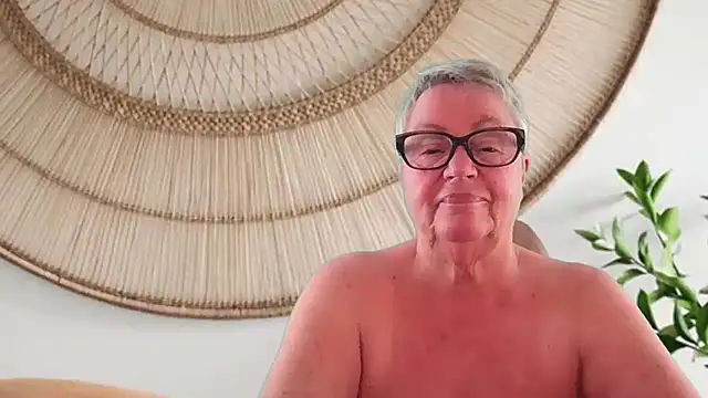 GrannyChrissy68 online show from May 24, 9:15 pm