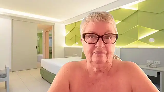 GrannyChrissy68 online show from March 26, 1:20 pm