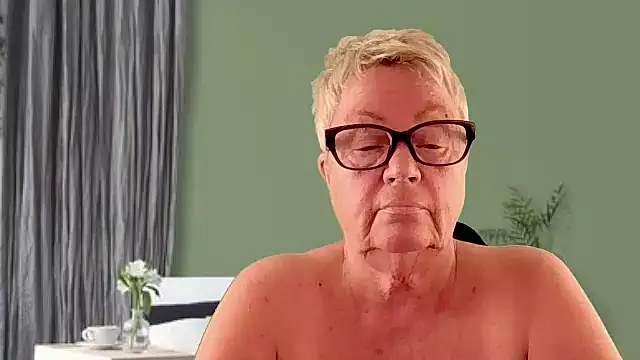 GrannyChrissy68 online show from April 7, 8:43 pm