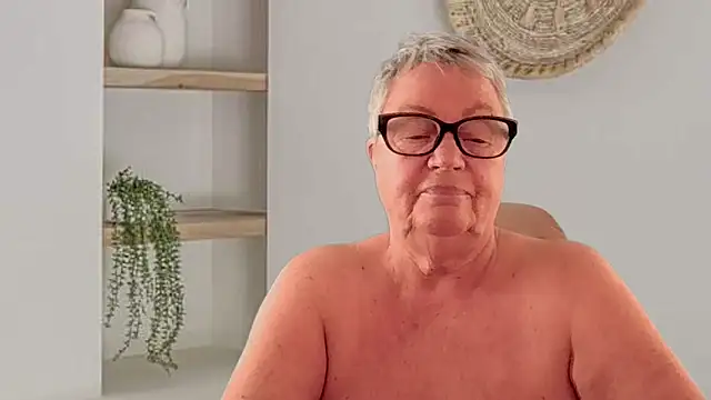 GrannyChrissy68 online show from May 28, 12:44 pm