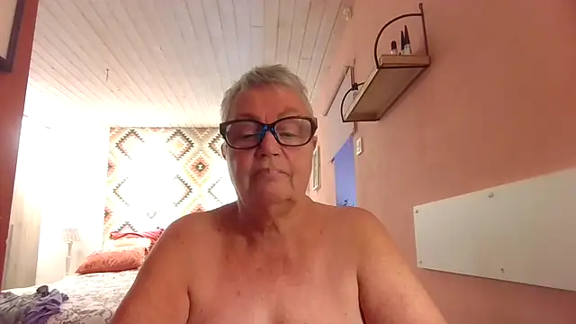 GrannyChrissy68 online show from November 29, 1:33 pm