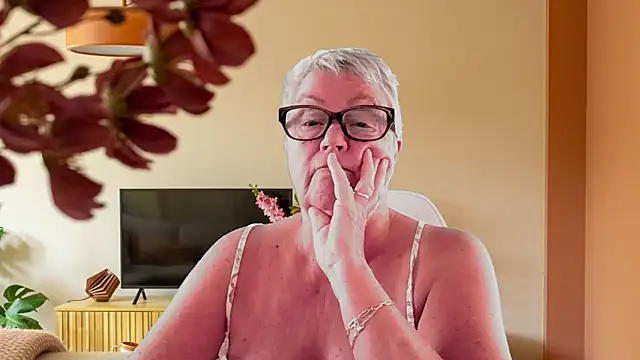 GrannyChrissy68 online show from February 7, 5:43 pm
