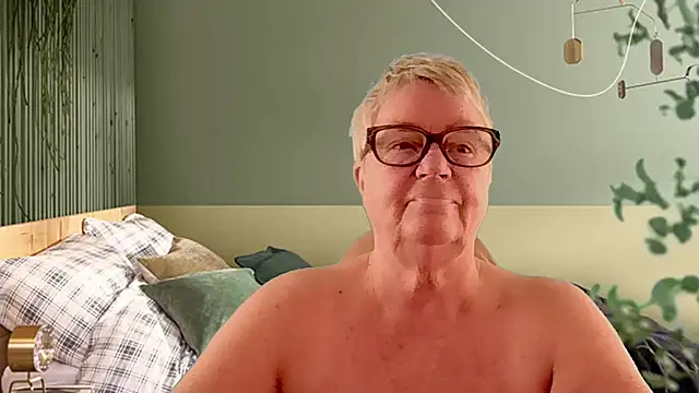 GrannyChrissy68 online show from March 25, 1:21 pm